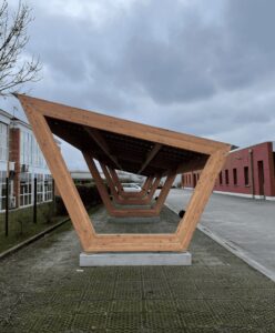 Un carport fotovoltaica in legno.