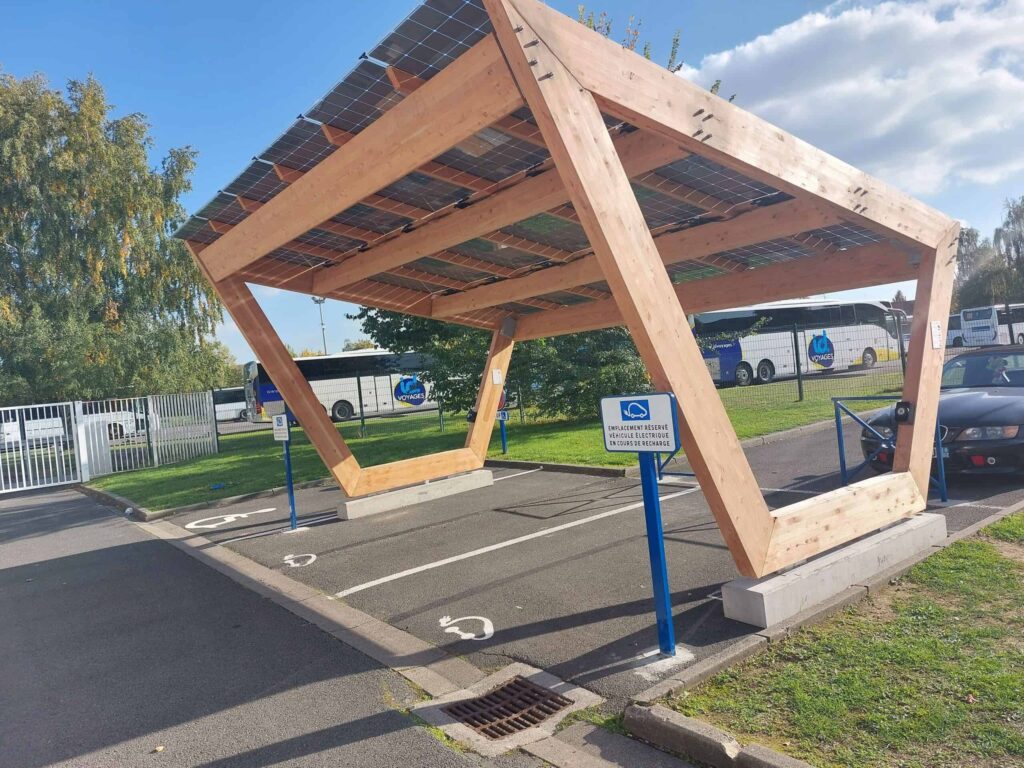 Pensilina fotovoltaica in pieno sole e con punto di ricarica.