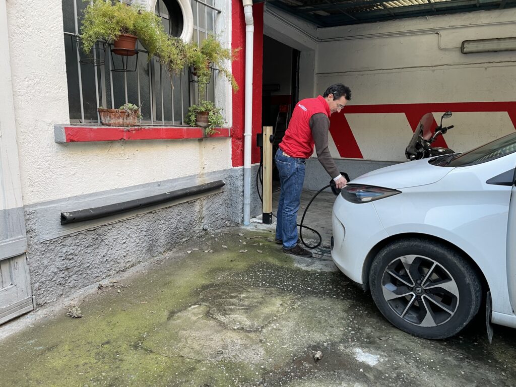 Ricarica di un veicolo elettrico.