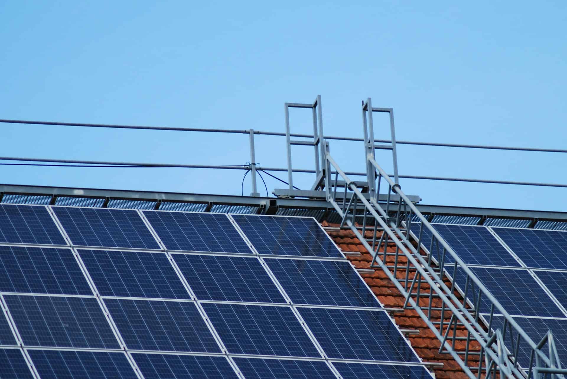 Diversi pannelli fotovoltaici sul tetto di una casa.