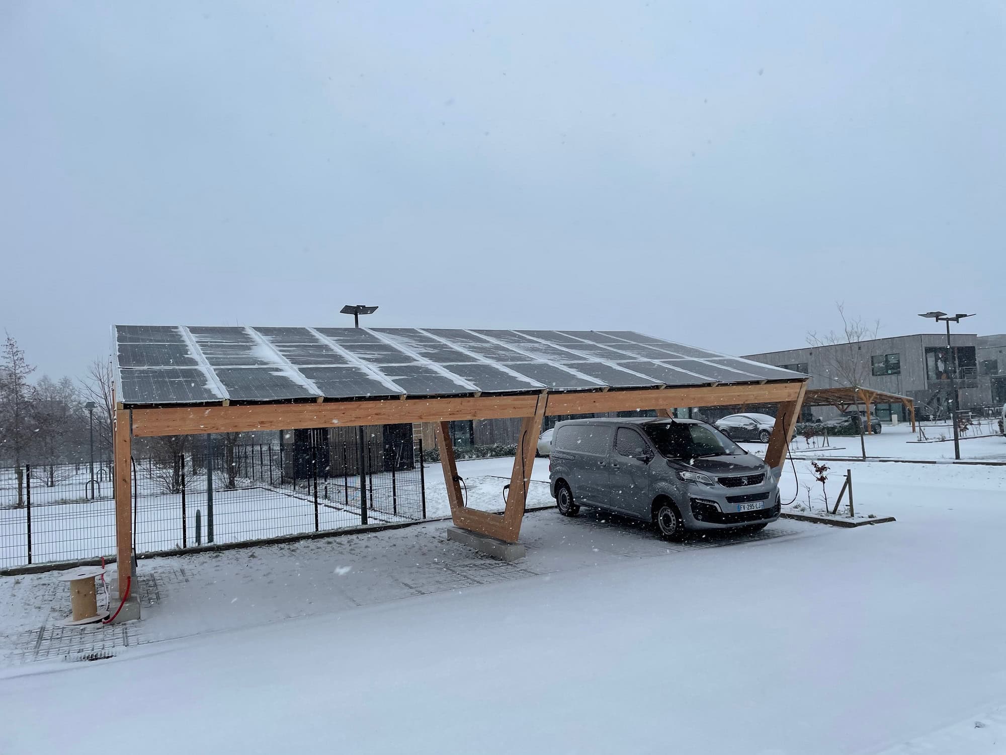 Pergola fotovoltaica coperta di neve.