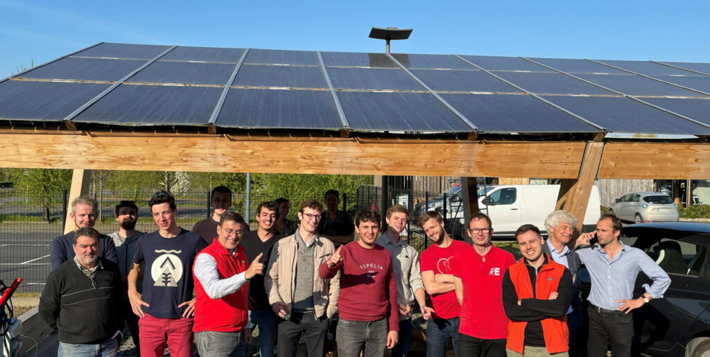 Il team Rossini sotto una tettoia fotovoltaica.