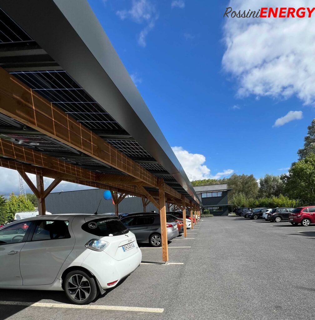 Un tettoia fotovoltaico che copre un'auto sotto un cielo soleggiato.
