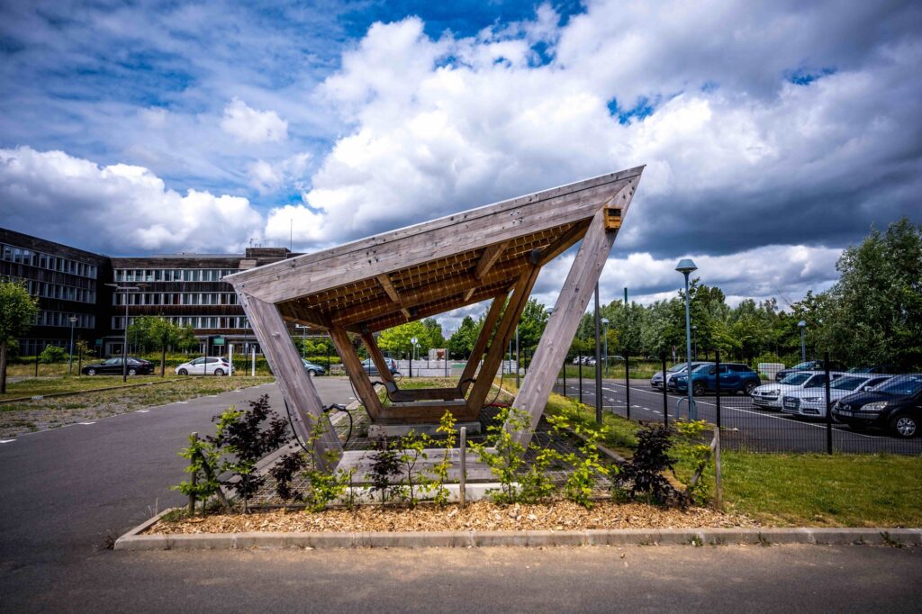 Una pergola fotovoltaica in pieno sole.