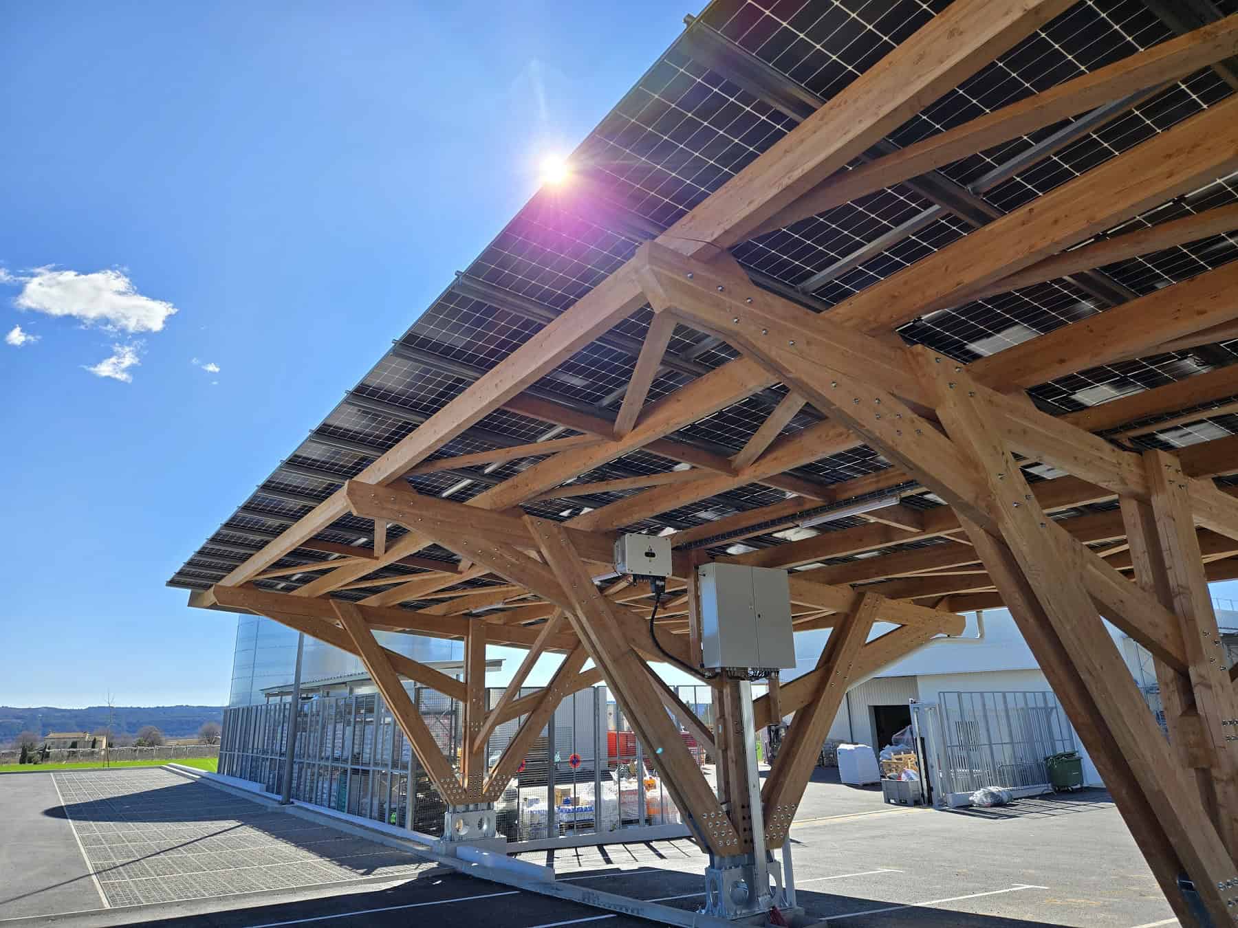 Pensilina fotovoltaica in legno: Energia solare con stile e sostenibilità