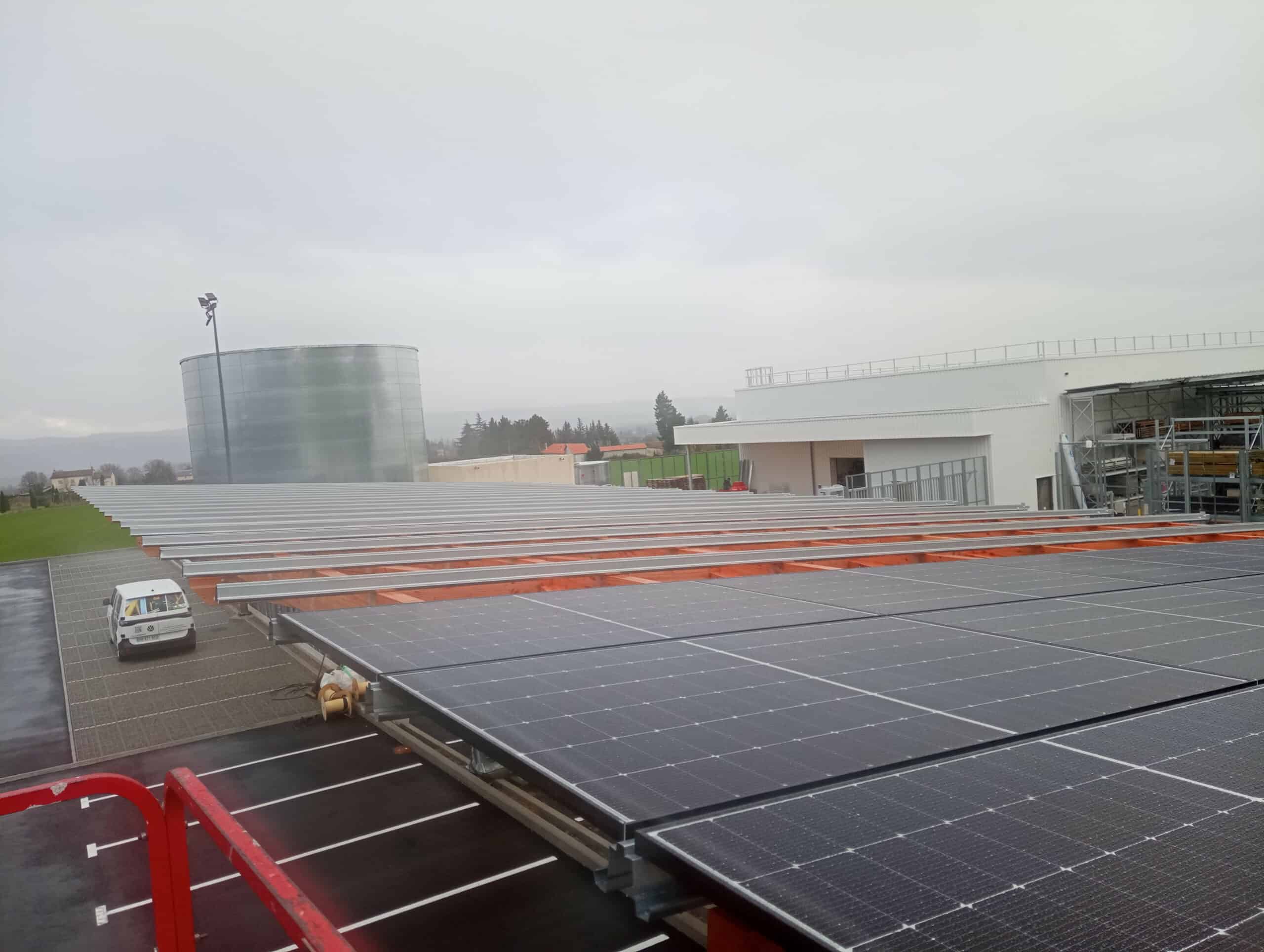 Monocristallino vs Policristallino: Quale scegliere per le vostre pensiline fotovoltaiche?