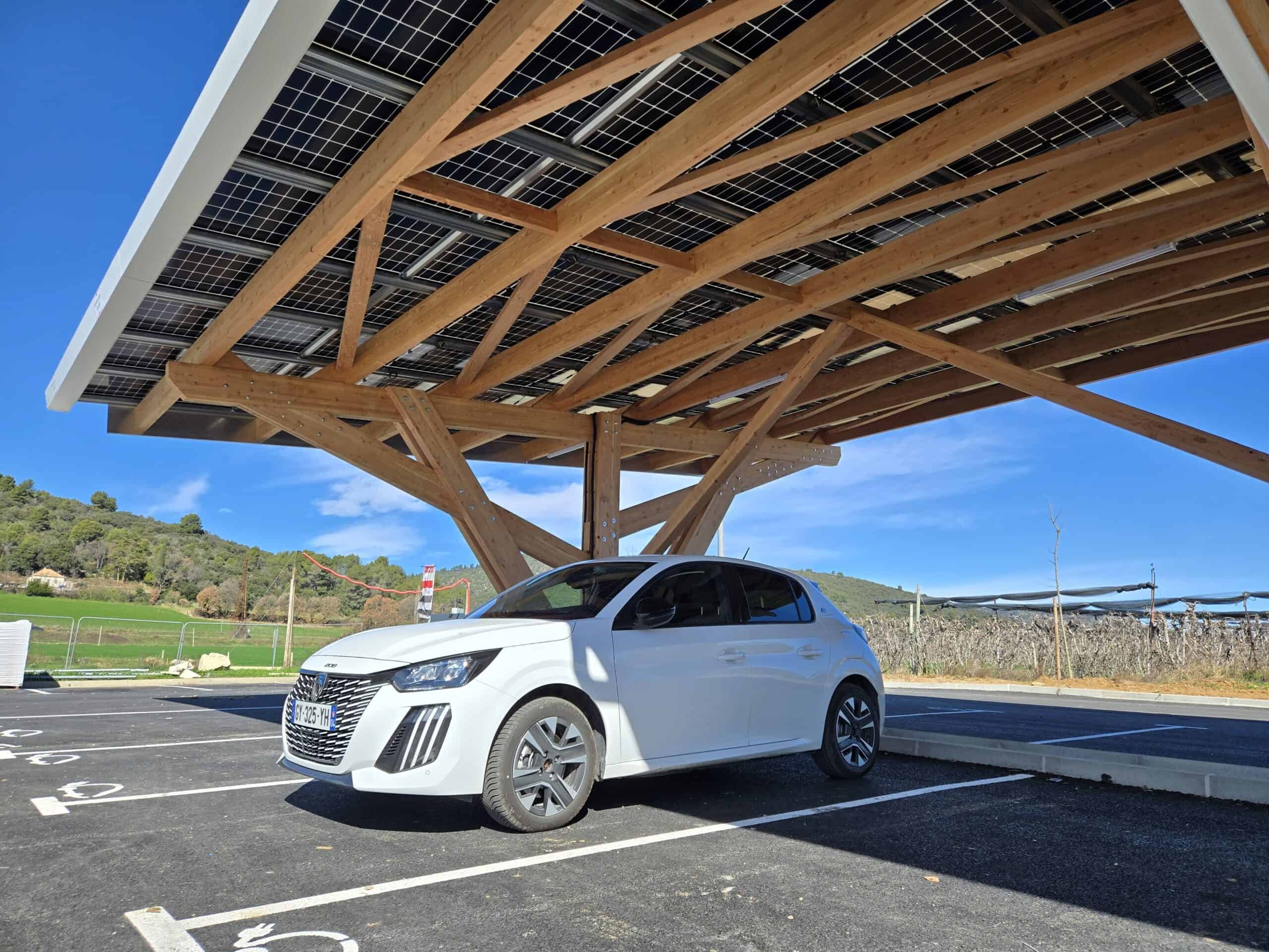 Tettoia fotovoltaica su grande parcheggio aziendale