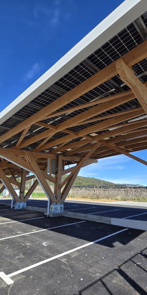 Carport fotovoltaico grande con pannelli solari