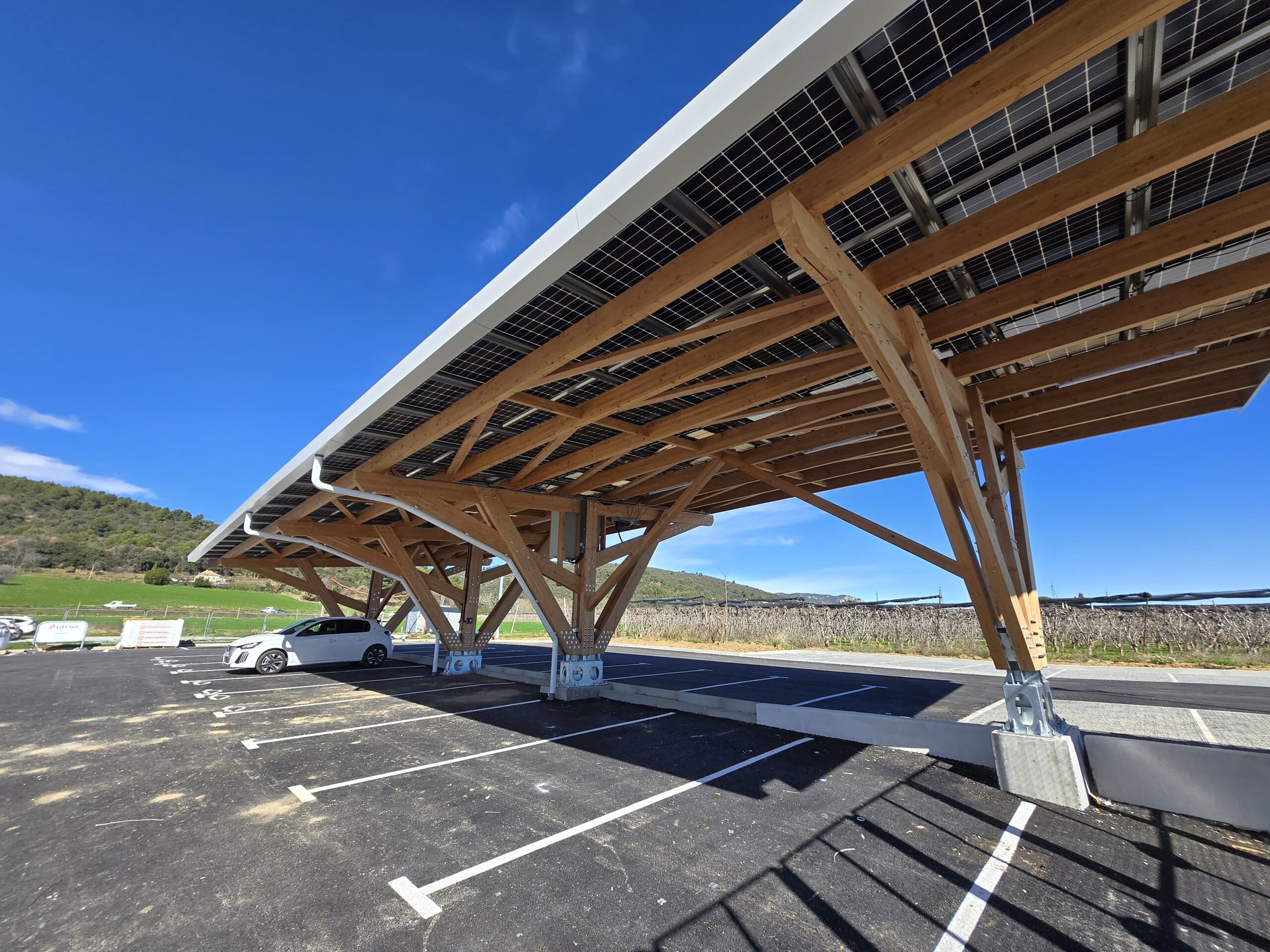 Grande carport fotovoltaico con pannelli solari