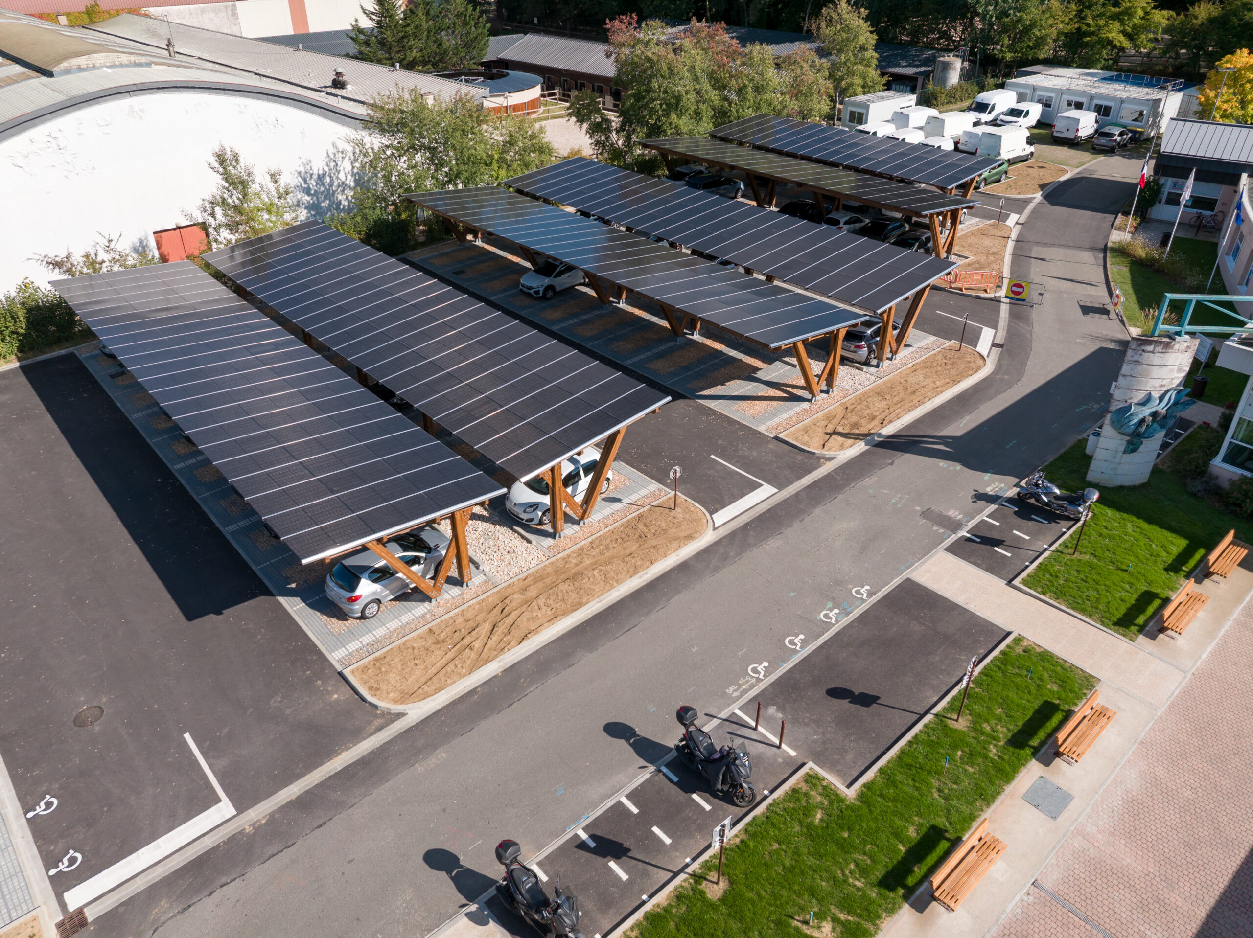 Tettoia fotovoltaica parcheggio vista aerea