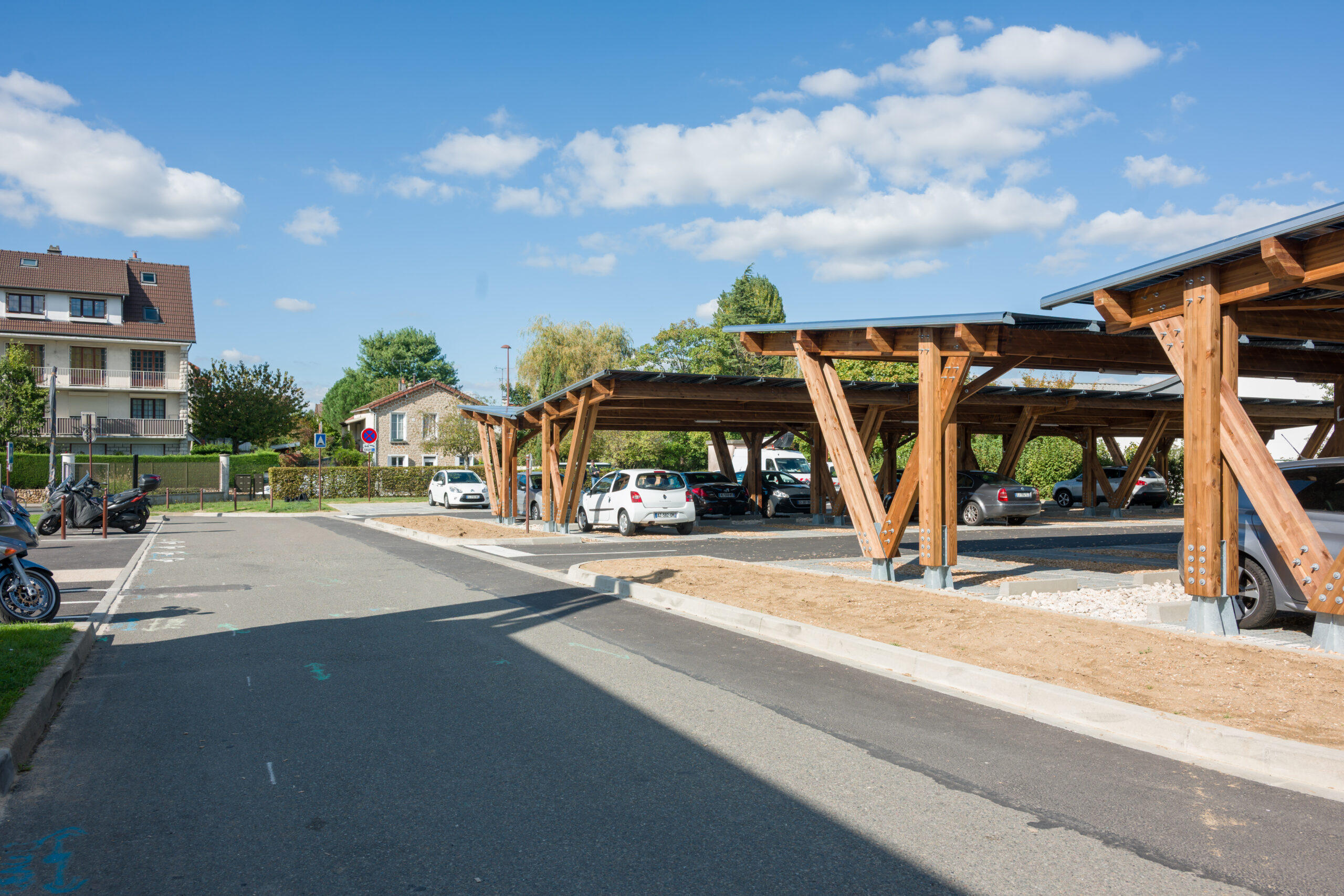 Tettoie fotovoltaiche grande parcheggio in legno