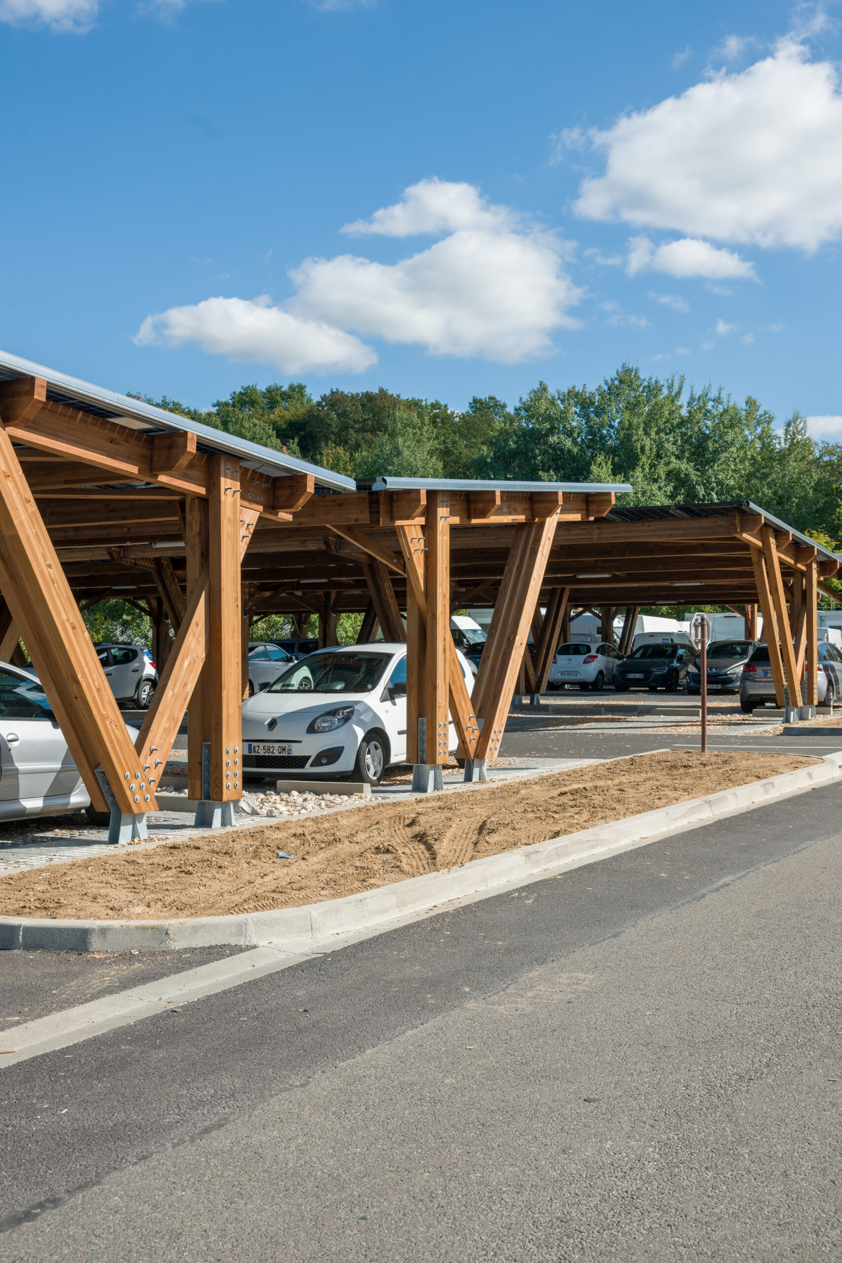 Parcheggio con tettoie fotovoltaiche