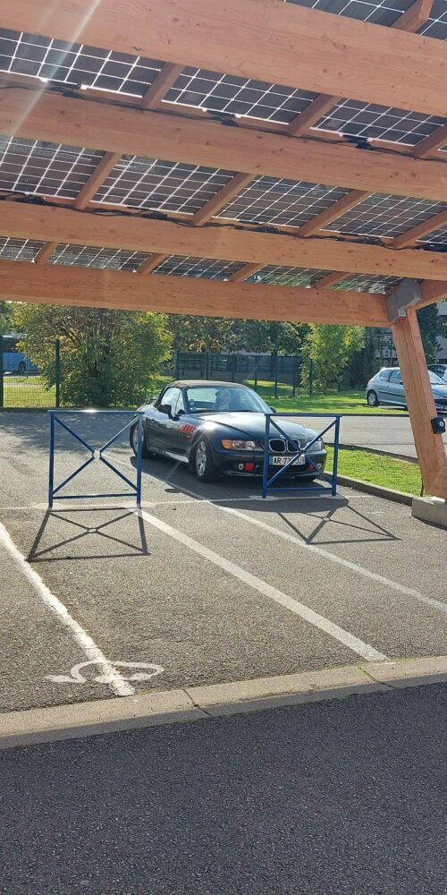 Carport fotovoltaico con punto di ricarica auto elettrica