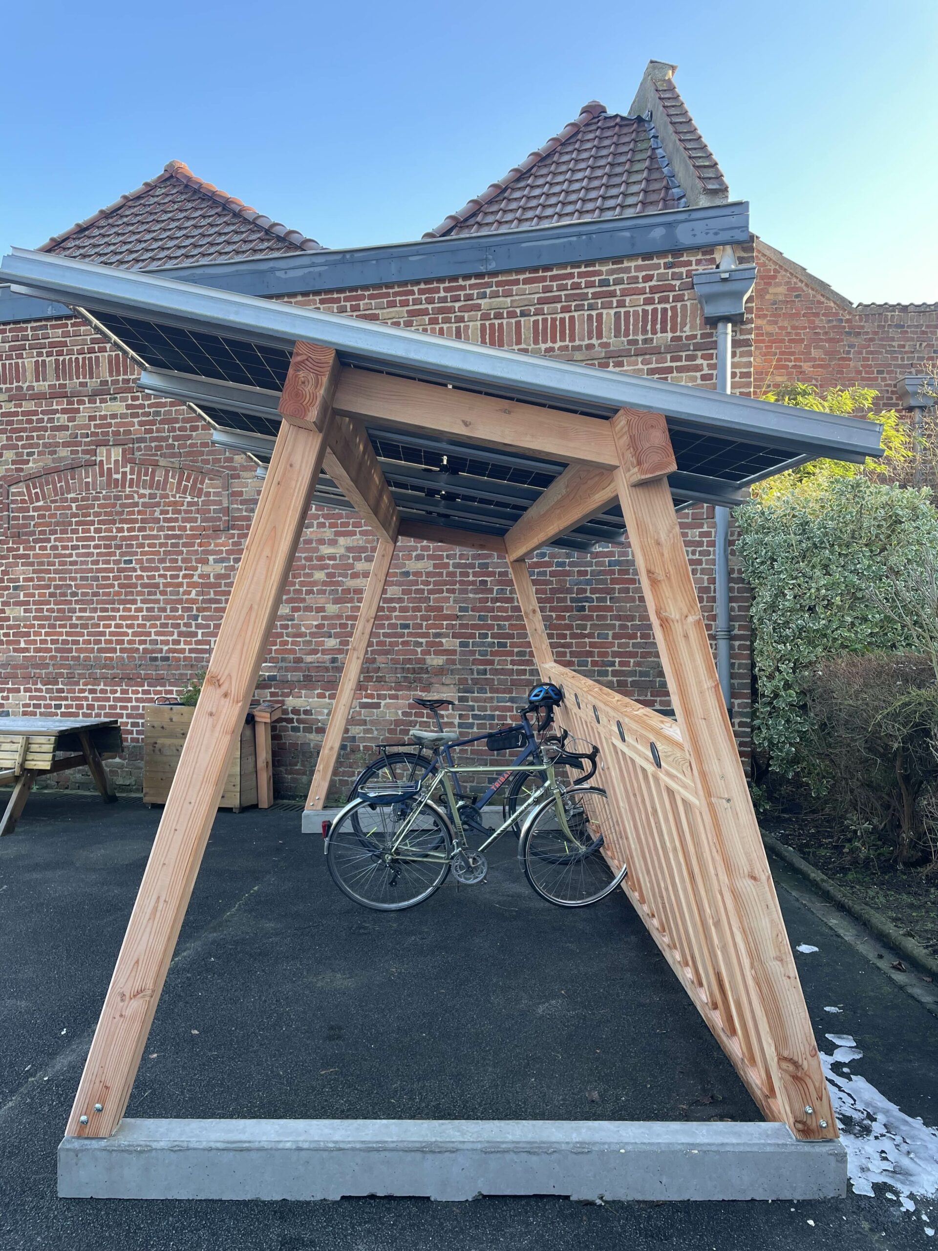 Pensilina fotovoltaica per biciclette in legno