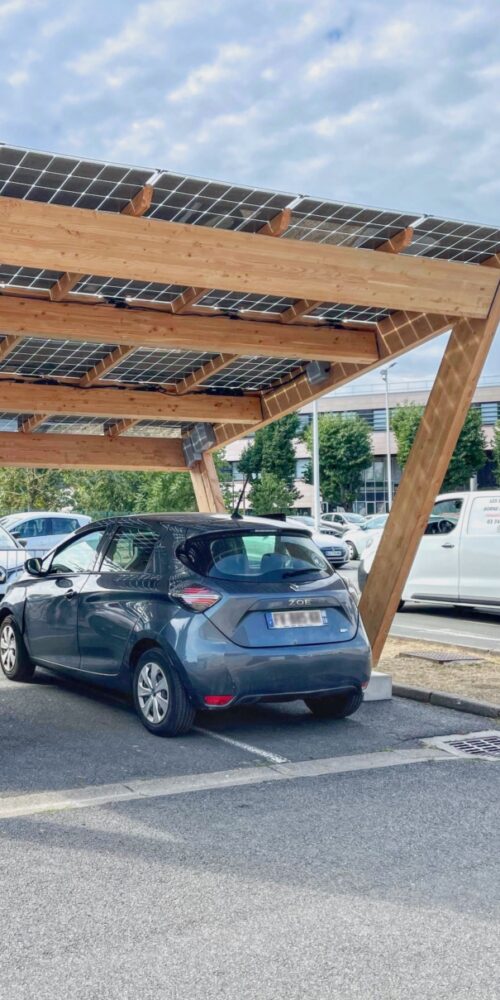 Carport fotovoltaico in legno con auto elettrica Renault ZOE